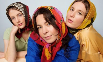 Klossmajors debutalbum Ordner seg for snille jenter er noe av det aller kuleste som er utgitt i april 2022. Foto: Guro Sommer