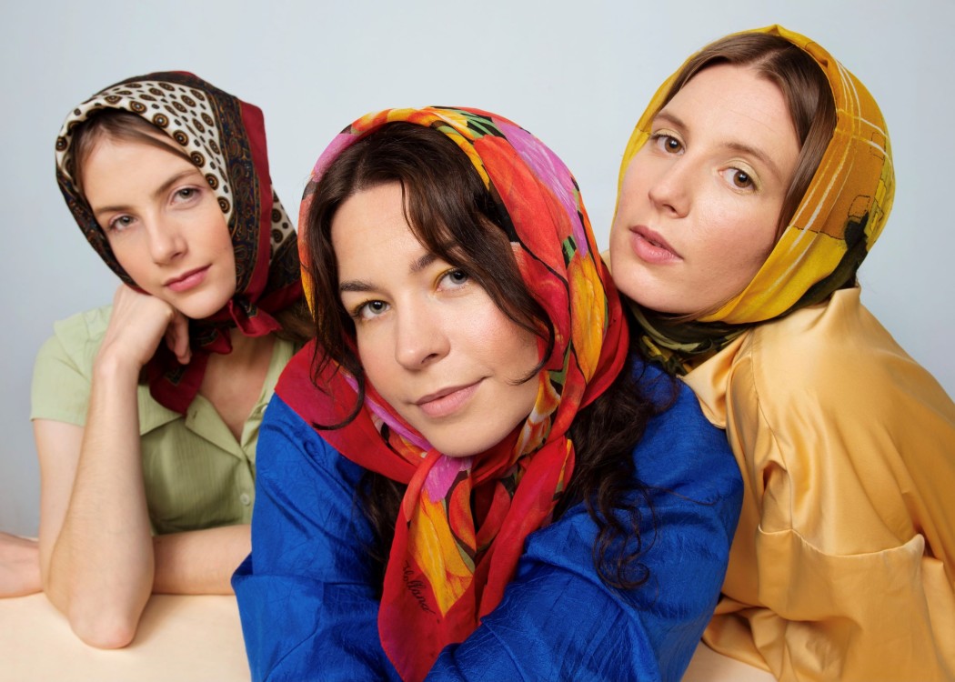 Klossmajors debutalbum Ordner seg for snille jenter er noe av det aller kuleste som er utgitt i april 2022. Foto: Guro Sommer