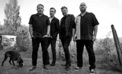 Mye tyder på at Vidar Vang & Bandet har gitt ut årets feteste norske dobbeltalbum. Fra venstre ser vi Kenneth Simonsen, Vidar Vang, Gaute Fredriksen og Raymond Jensen. Foto: Julia Naglestad