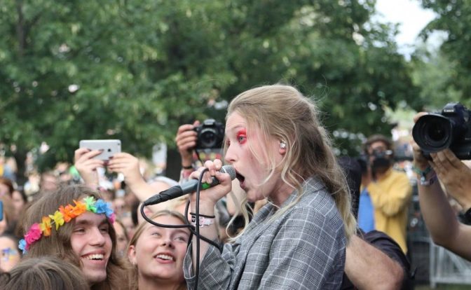 Haley Shea i Sløtface, her fotografert på Øyafestivalen i 2018. Foto: Erik Valebrokk