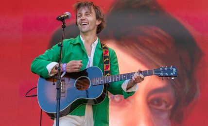 Sondre Lerche holdt en fantastisk konsert på Øyas siste dag. Foto: Erik Valebrokk