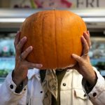 Hva skjuler seg bak gresskaret? Nyheten om at fra og med nå blir det mer fart på bloggen igjen. Foto: Helle Øder Valebrokk