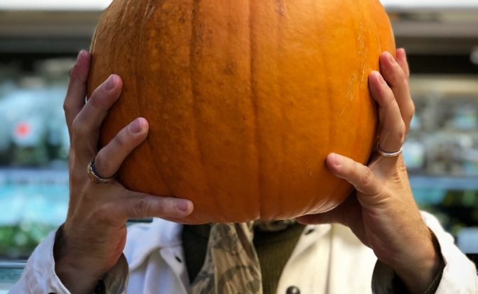 Hva skjuler seg bak gresskaret? Nyheten om at fra og med nå blir det mer fart på bloggen igjen. Foto: Helle Øder Valebrokk