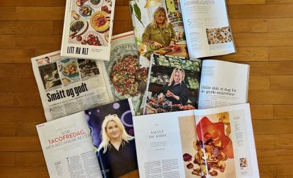 Litt av alt og et utvalg av de mange fantastiske presseoppslagene boken er blitt til del. Med klokka ser vi selve boken, og dernest oppslag i Maison Mat & Vin, Mat fra Norge, D2, Tara og Dagbladet. Foto: Erik Valebrokk