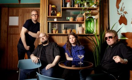 Dette er bandet Lady Friend, men vit at det er Anne Mette Hårdnes' prosjekt. De andre er fra venstre til høyre Magnus Jacobsen, Mats Engen og Christer Engen. Gjeng! Foto: Agnete Brun