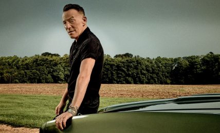 73 år gammel ser Bruce Springsteen tilbake til sine formative år på den formidable coverlåtsamlingen Only The Strong Survive. Foto: Sony Music Norway