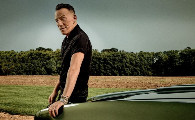73 år gammel ser Bruce Springsteen tilbake til sine formative år på den formidable coverlåtsamlingen Only The Strong Survive. Foto: Sony Music Norway