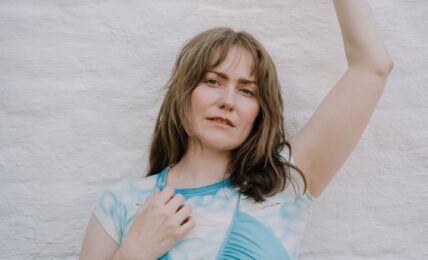 «Bark Up Someone Else’s Tree» er den andre singlen fra Signe Marie Rustads kommende album. Foto: Marthe Amanda Vannebo