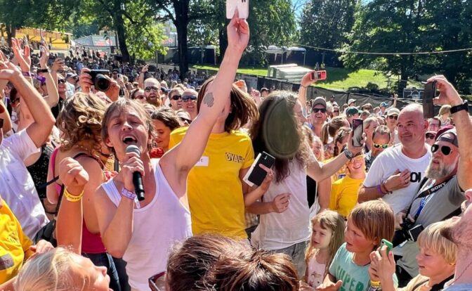 Så glad er Sondre Lerche for å ha gitt ut årets beste album, Avatars Of Love. Foto: Erik Valebrokk