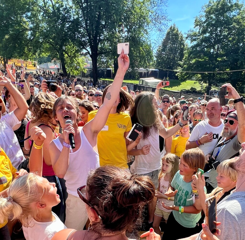 Så glad er Sondre Lerche for å ha gitt ut årets beste album, Avatars Of Love. Foto: Erik Valebrokk