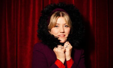 Stine Andreassen fra The Northern Belle elsker julemusikk og har skrevet den spretne «(Dim Down) The Christmas Lights». Foto: Heidi Furre