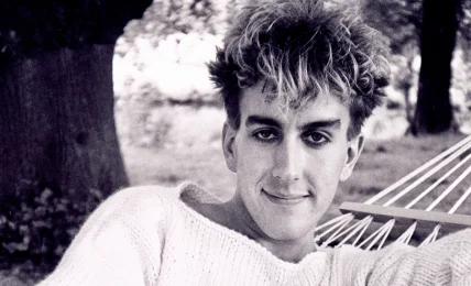 Terry Hall døde ulykkeligvis i desember, og han er representert på spillelisten med The Colour Field-klassikeren «Sorry».