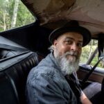 Matias Hilmar Iversen i baksetet på vei til Skåne med Springsteen, Tom Petty og Gyllene Tider på øret. Foto: André Løyning