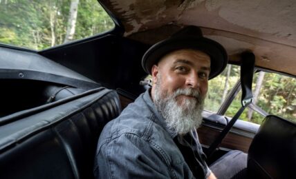 Matias Hilmar Iversen i baksetet på vei til Skåne med Springsteen, Tom Petty og Gyllene Tider på øret. Foto: André Løyning