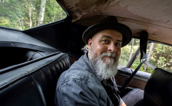 Matias Hilmar Iversen i baksetet på vei til Skåne med Springsteen, Tom Petty og Gyllene Tider på øret. Foto: André Løyning