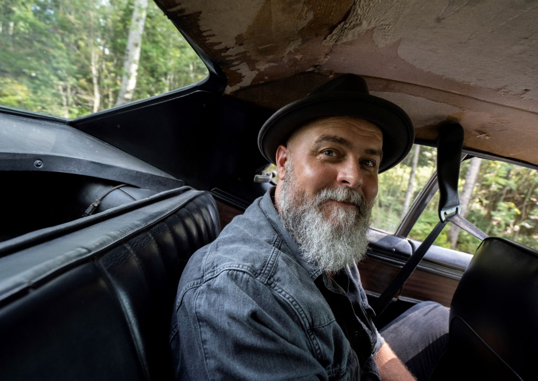 Matias Hilmar Iversen i baksetet på vei til Skåne med Springsteen, Tom Petty og Gyllene Tider på øret. Foto: André Løyning