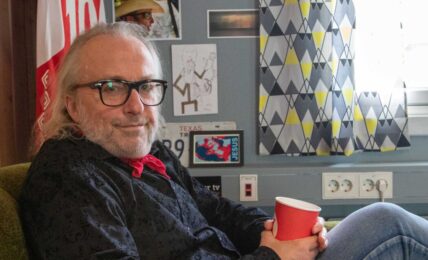 Levi Henriksen på plass i skrivestua han har på Kongsvinger Museum. Foto: Erik Valebrokk