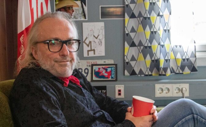 Levi Henriksen på plass i skrivestua han har på Kongsvinger Museum. Foto: Erik Valebrokk