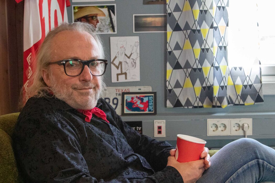 Levi Henriksen på plass i skrivestua han har på Kongsvinger Museum. Foto: Erik Valebrokk