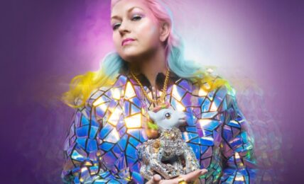 Monica relanserer seg selv med den flotte singlen «Da hele himmelen var en Munch». Foto: Helle Navratil