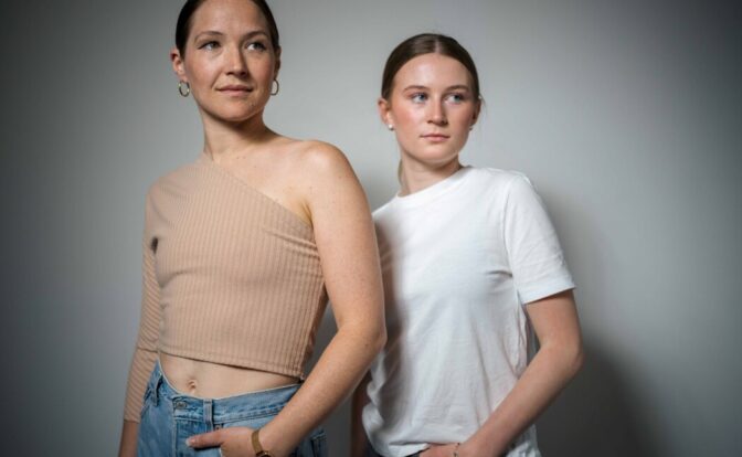 Malin Pettersen har fått med seg Bergljot Bjella på sin fabelaktige nye single, et av flere høydepunkter i juni. Foto: Knut Neerland