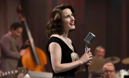 Rachel Brosnahan spiller tittelrollen i The Marvelous Mrs. Maisel, og det er en fenomenal skuespillerprestasjon. Foto: Amazon Prime