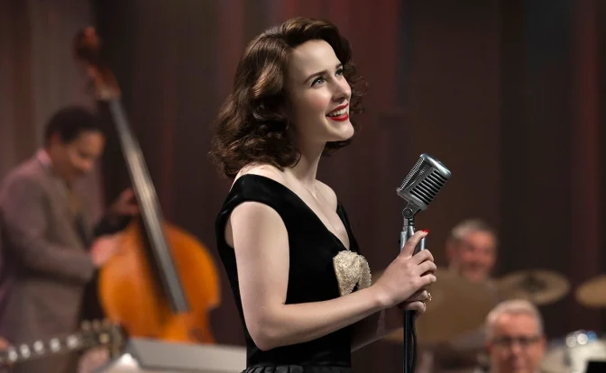 Rachel Brosnahan spiller tittelrollen i The Marvelous Mrs. Maisel, og det er en fenomenal skuespillerprestasjon. Foto: Amazon Prime