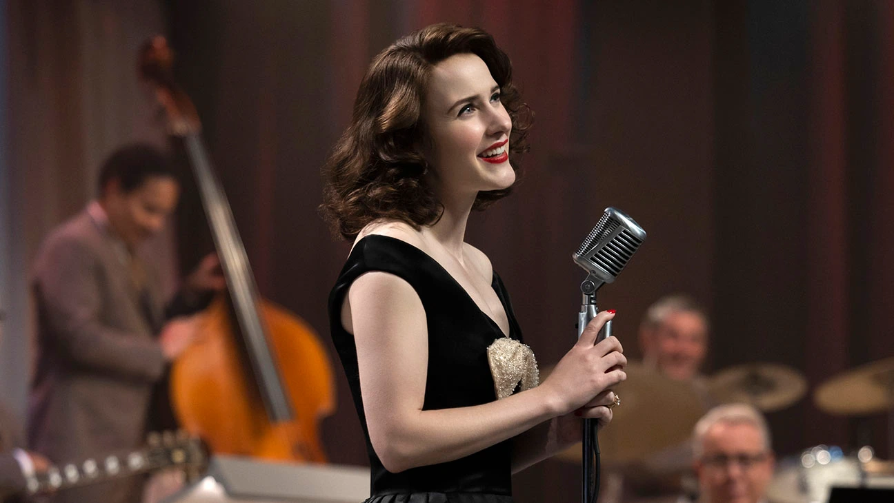 Rachel Brosnahan spiller tittelrollen i The Marvelous Mrs. Maisel, og det er en fenomenal skuespillerprestasjon. Foto: Amazon Prime