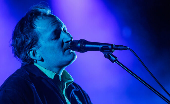 Bendik Brænne har gitt ut sitt beste album med Birds Are Real. Her er han fotografert under fredagens releasekonsert på Parkteatret i Oslo. Foto: Johannes Andersen