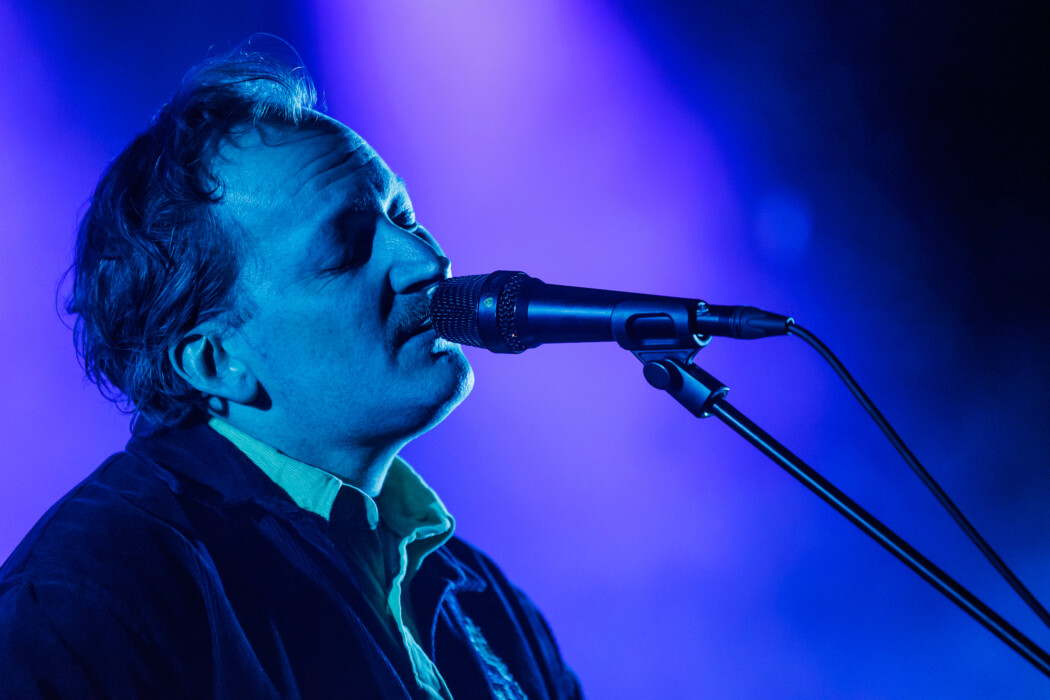 Bendik Brænne har gitt ut sitt beste album med Birds Are Real. Her er han fotografert under fredagens releasekonsert på Parkteatret i Oslo. Foto: Johannes Andersen