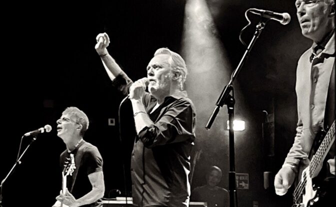 Fra venstre til høyre, tre femtedels The Undertones representert ved John O'Neill, Paul McLoone og Michael Bradley. Foto: Erik Valebrokk