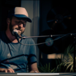 Thom Hell - ekte song and dance man og god med tangenter. Foto: Baard I L Storseen