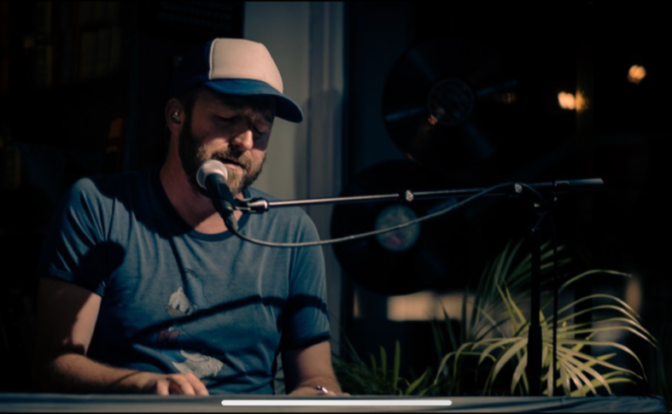 Thom Hell - ekte song and dance man og god med tangenter. Foto: Baard I L Storseen