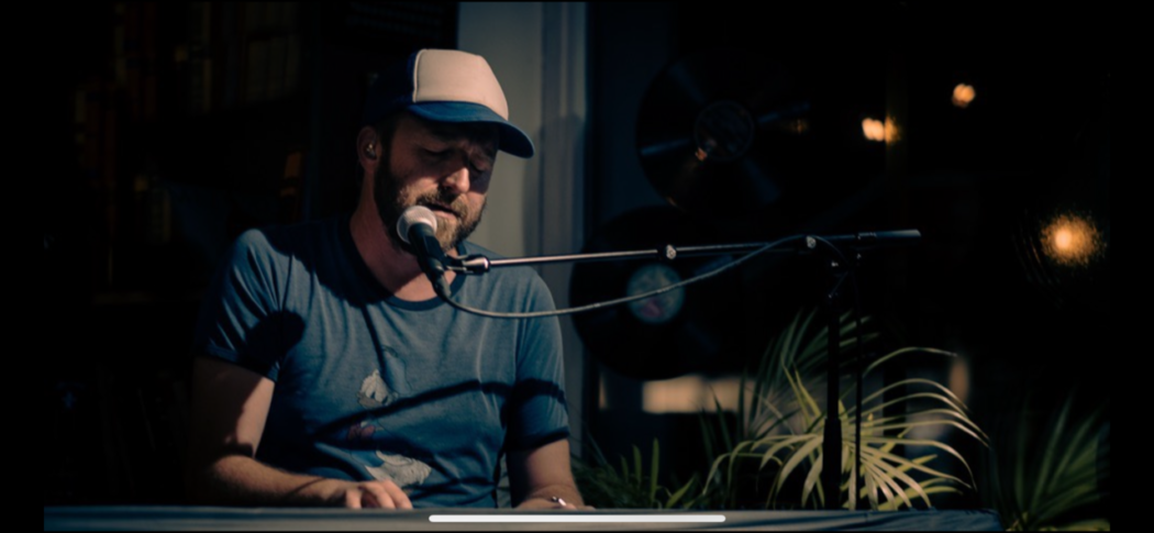 Thom Hell - ekte song and dance man og god med tangenter. Foto: Baard I L Storseen