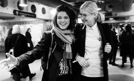 Jeg elsker dette bildet av Fay Wildhagen og Anne Grete Preus. Det rommer så mye kjærlighet og glede at det nesten gjør vondt å se på det. Men det er mest fint. Foto: Privat