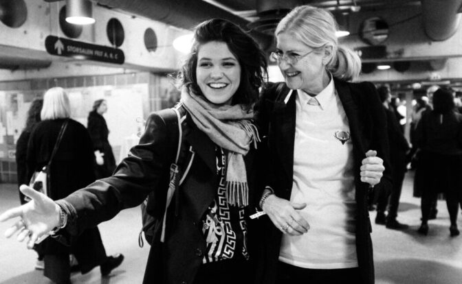 Jeg elsker dette bildet av Fay Wildhagen og Anne Grete Preus. Det rommer så mye kjærlighet og glede at det nesten gjør vondt å se på det. Men det er mest fint. Foto: Privat