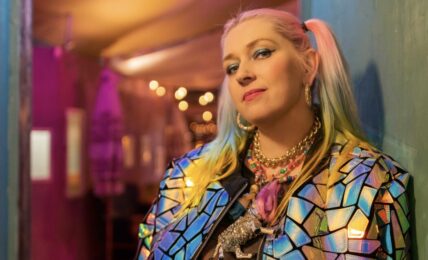 Monica har gitt ut min favorittlåt i 2023, den fantastiske popsinglen «Da hele himmelen var en Munch». Foto: Karstein Grønnesby