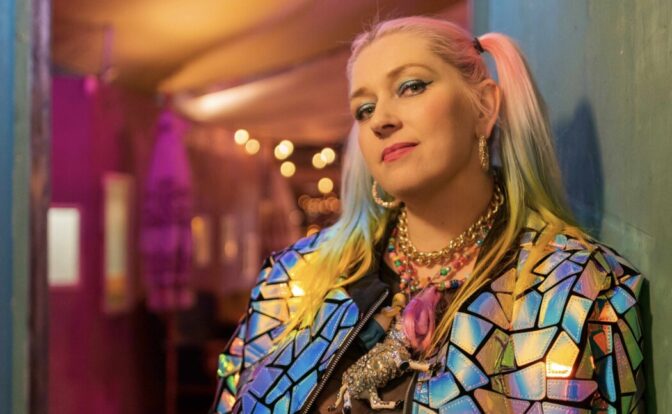 Monica har gitt ut min favorittlåt i 2023, den fantastiske popsinglen «Da hele himmelen var en Munch». Foto: Karstein Grønnesby