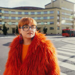 Eir er ute med sin nydelige solodebut denne måneden og er dessuten kjent fra Ævestaden. Foto: Guro Sommer