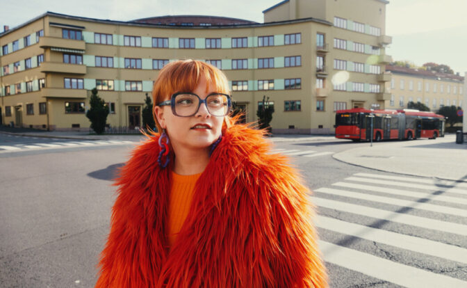 Eir er ute med sin nydelige solodebut denne måneden og er dessuten kjent fra Ævestaden. Foto: Guro Sommer