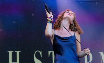 Med sin nye single «When Does A Rumor Become Gospel» tar Hannah Storm steget opp i førstedivisjon. Foto: Erik Valebrokk