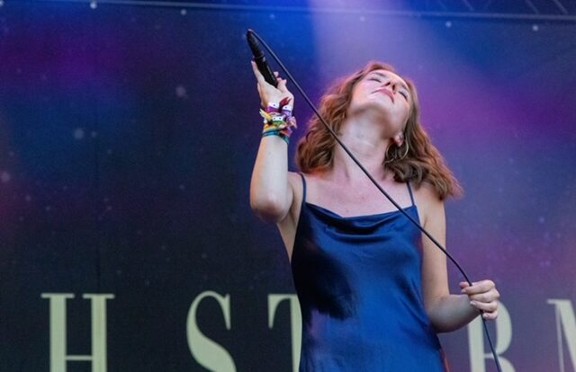 Med sin nye single «When Does A Rumor Become Gospel» tar Hannah Storm steget opp i førstedivisjon. Foto: Erik Valebrokk