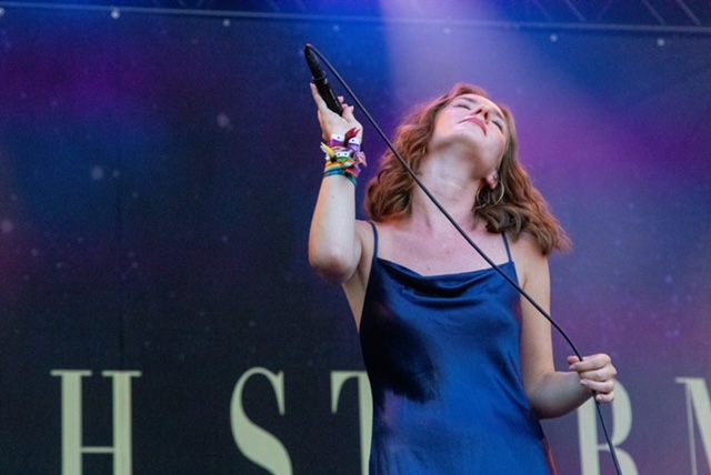 Med sin nye single «When Does A Rumor Become Gospel» tar Hannah Storm steget opp i førstedivisjon. Foto: Erik Valebrokk