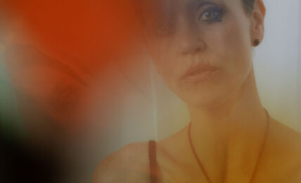 Anne Marie Almedal gjør en skjellsettende og vakker versjon av The Lotus Eaters' klassiker «The First Picture Of You».