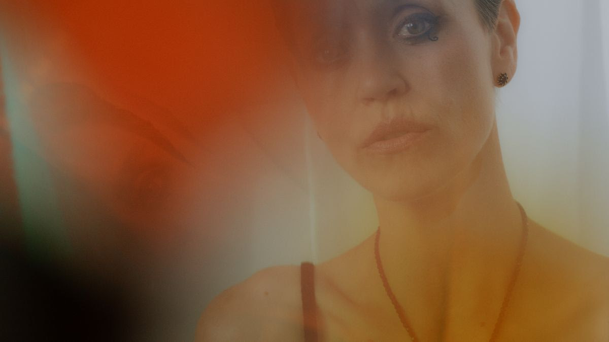 Anne Marie Almedal gjør en skjellsettende og vakker versjon av The Lotus Eaters' klassiker «The First Picture Of You».