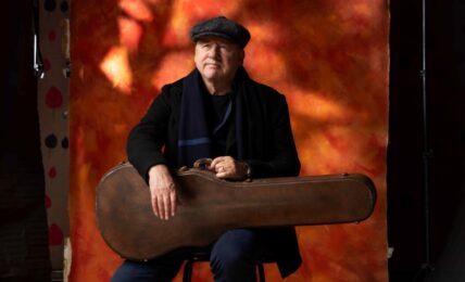 Mark Knopfler er 74 og således forbi normal pensjonsalder, men gamle sirkushester gir seg ikke så lett. Han har nettopp gitt ut nytt album og en EP med fire andre gode låter for godt monn. Foto: Universal Music Norway