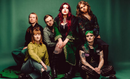 Folkrockbandet Mío er straks ute med sitt andre album, Hva nå? Foto: Jonathan Vivaas Kise