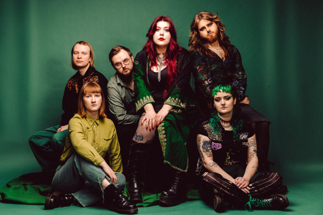 Folkrockbandet Mío er straks ute med sitt andre album, Hva nå? Foto: Jonathan Vivaas Kise